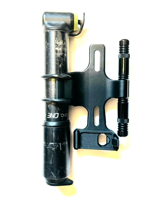 Dynaplug + AXS + OneUp EDC pump holder